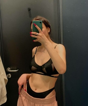 Раскрепощенная красотка приглашает на интимное свидание полное страсти и наслаждения. Я готова исполнить все твои самые сокровенные желания и фантазии. Позволь мне порадовать тебя своим телом и душой! 9251, 23 года